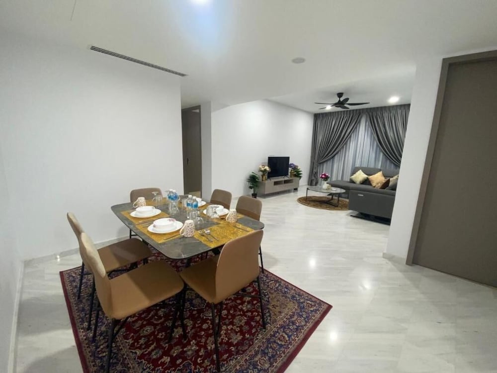 Фото Eaton Residences Klcc by Luna