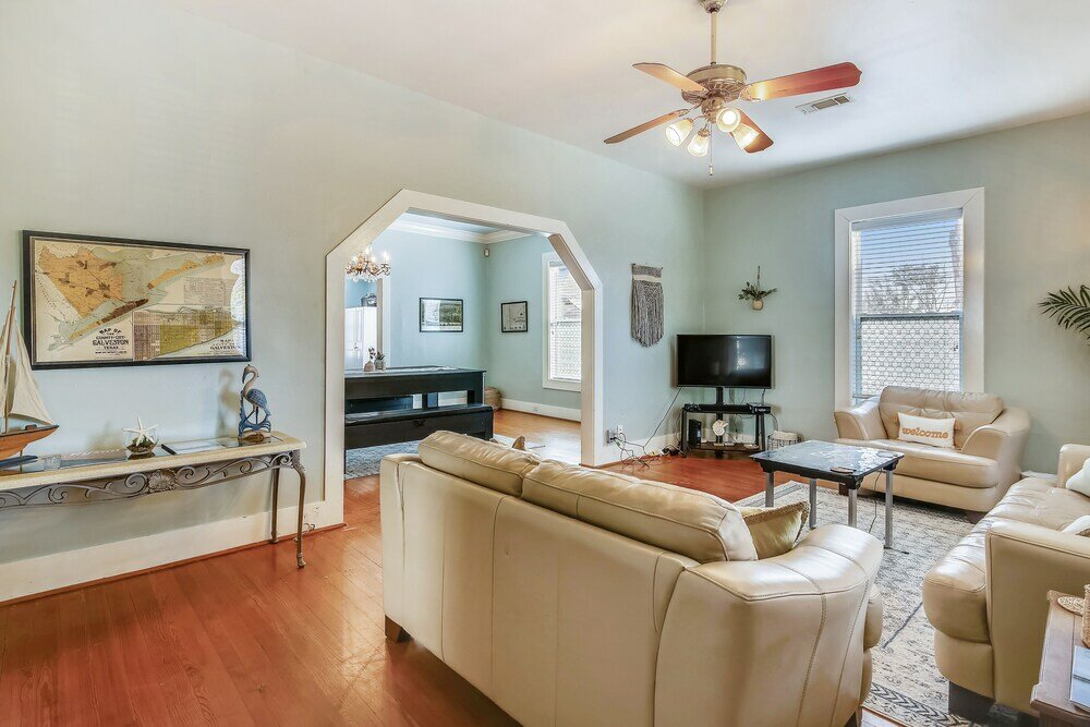 Фото A Bended Oak Bungalow