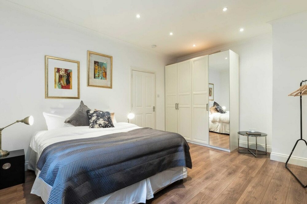 Фото Bright and Modern 2 Bedroom Apartment in Earl's Court