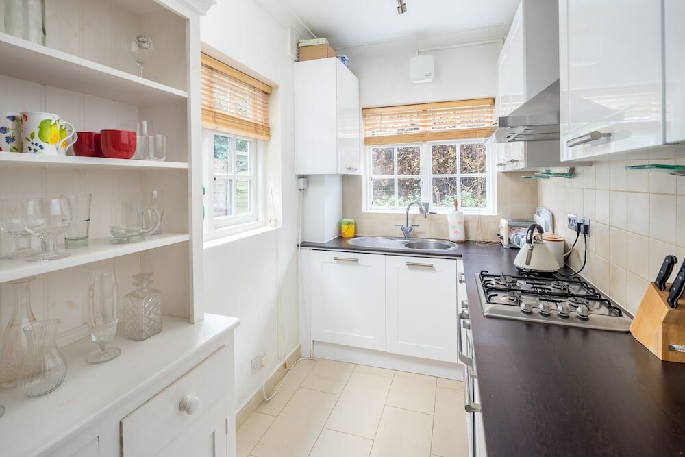 Фото Altido Homely 2 Bed Riverside Flat with Patio in Hammersmith