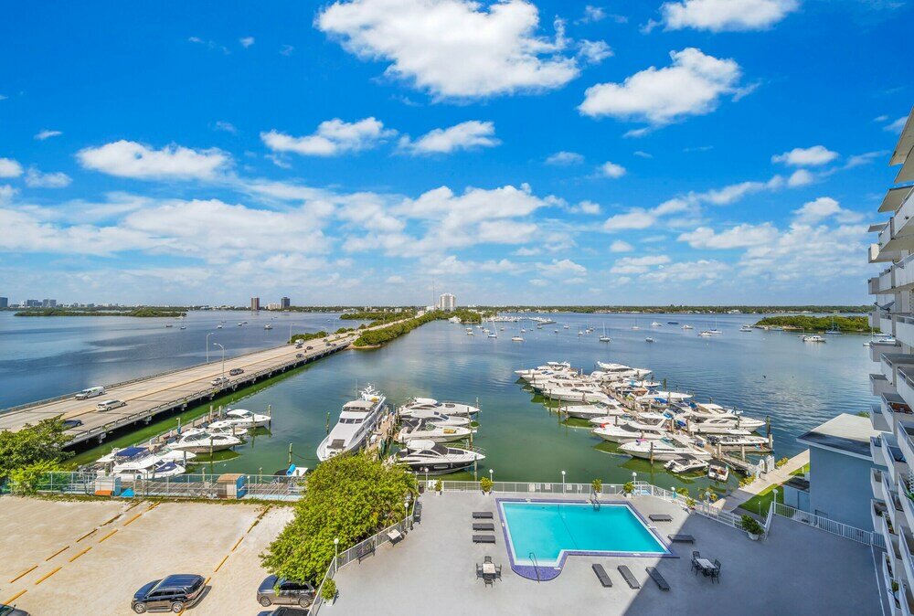 Фото Waterfront One-Bedroom Apt