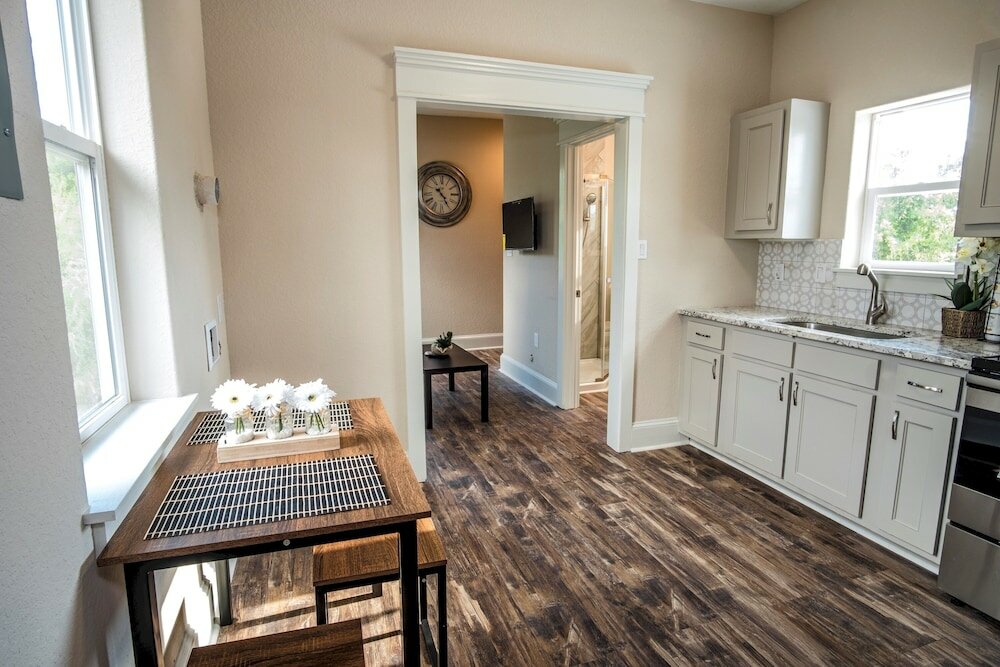 Фото Brand New Large Impressive House Near Downtown!