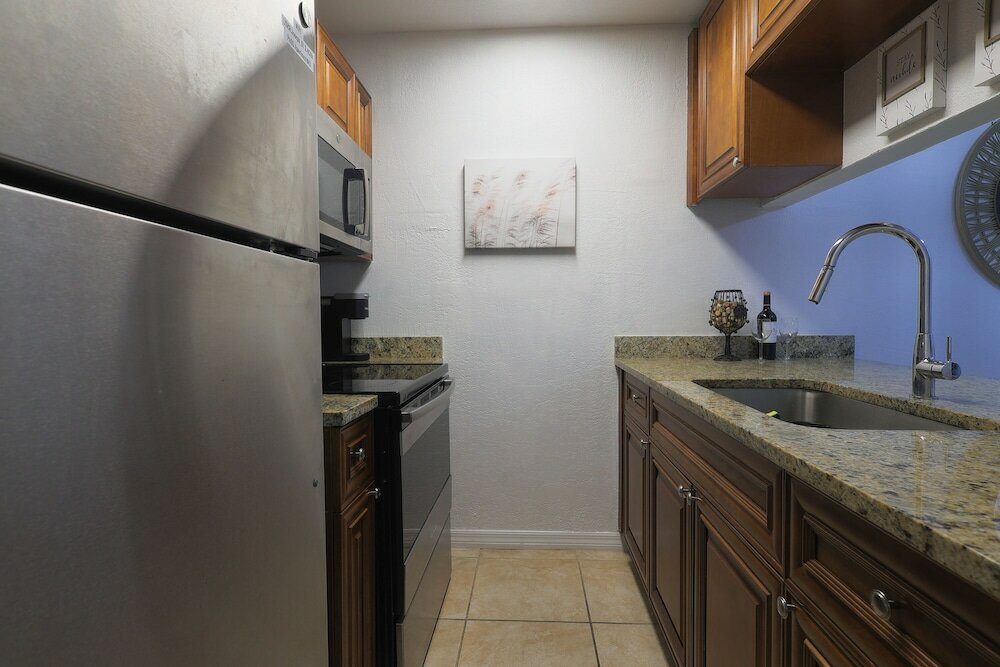 Фото Saint Joseph Suites Down Town Tampa