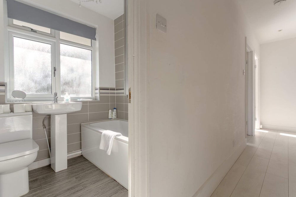 Фото Modern 2 Bedroom Apartment in Morden