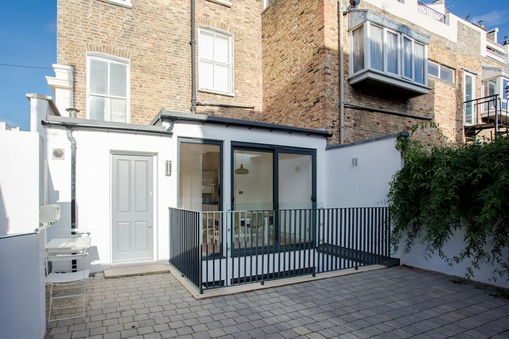 Фото Newly Refurbished Modern 3 Bedroom Apartment in Affluent Fulham