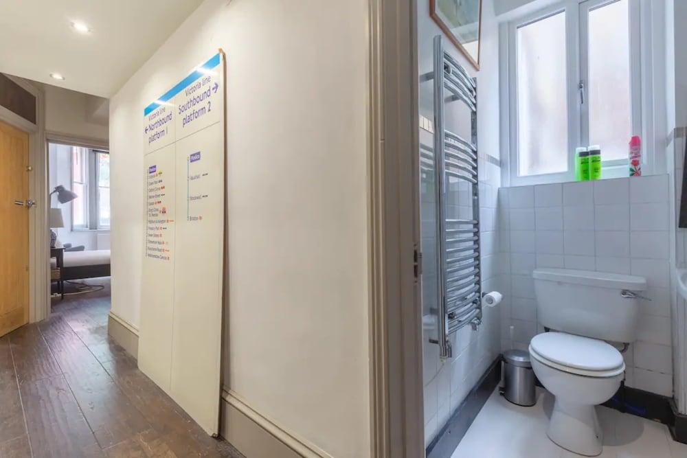 Фото Eclectic 2 Bedroom Victorian era Apartment in Oval