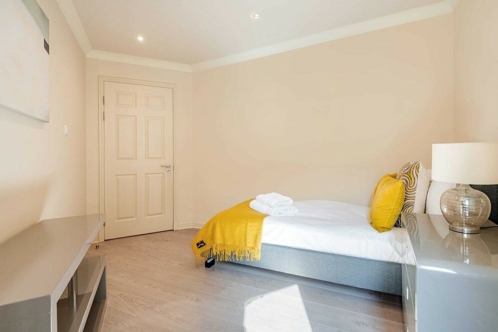 Фото Stunning 3-bed in the heart of London