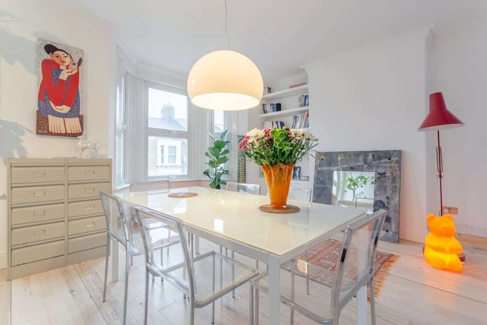 Фото Stylish 2 Bedroom Apartment in London