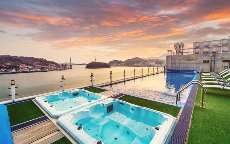 Гостиница Yeosu Romance Night Sea Pension Resort в Йосу