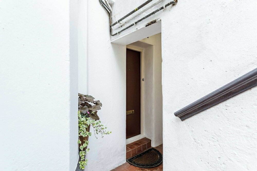 Фото Chiswick Gem: Stylish 1-bed Flat for Modern Living