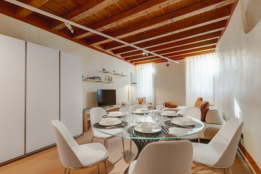 Фото 1881 Luxury Suites