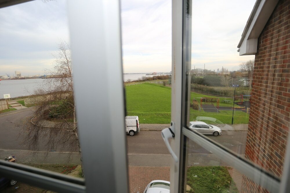 Фото Lovely Studio Apartments - Thamesmead