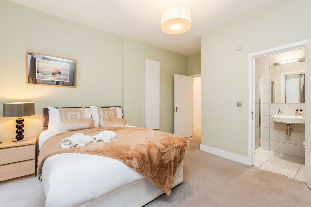 Фото Stylish 3 Bed 3 bath in Kens High St