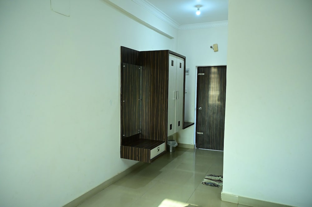 Фото Hotel Parth Residency