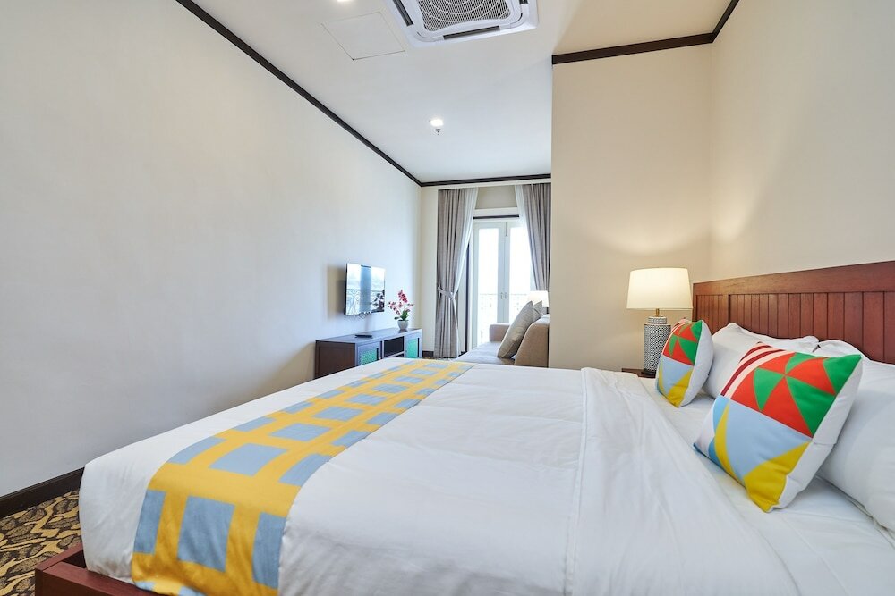 Фото Oyo Home 44077 The Platinum Hotel & Suites- King