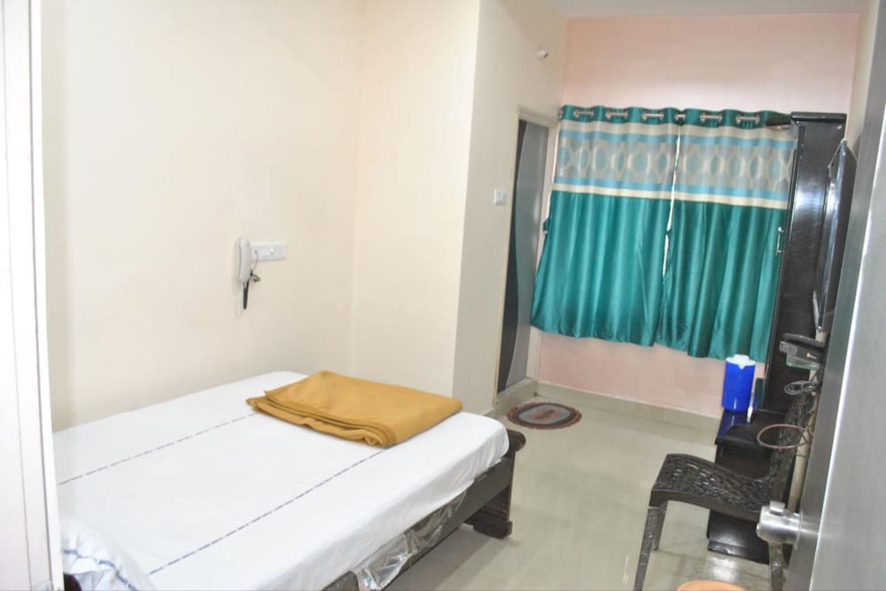 Фото IROOMZ Hotel Sagar Grand