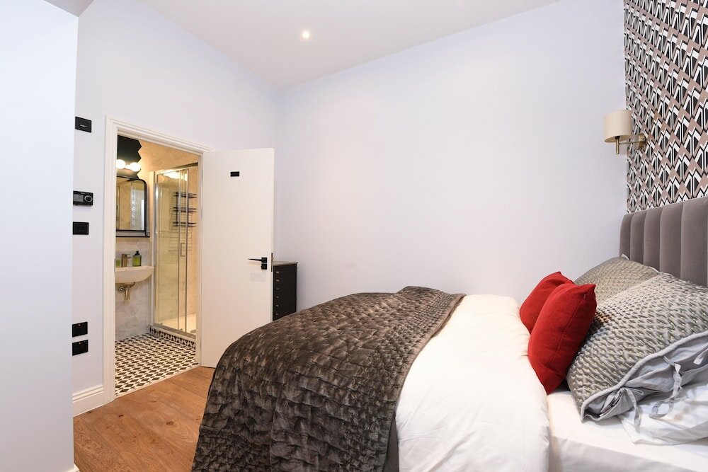 Фото Stylish & Spacious Deluxe Apartments near Victoria Station
