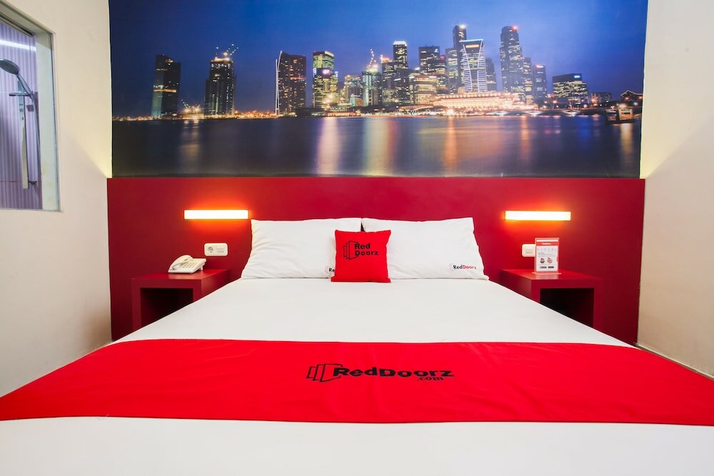 Фото RedDoorz near Hawaii Water Park