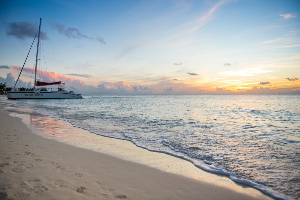 Фото The Colonial Club, Oceanfront Condos