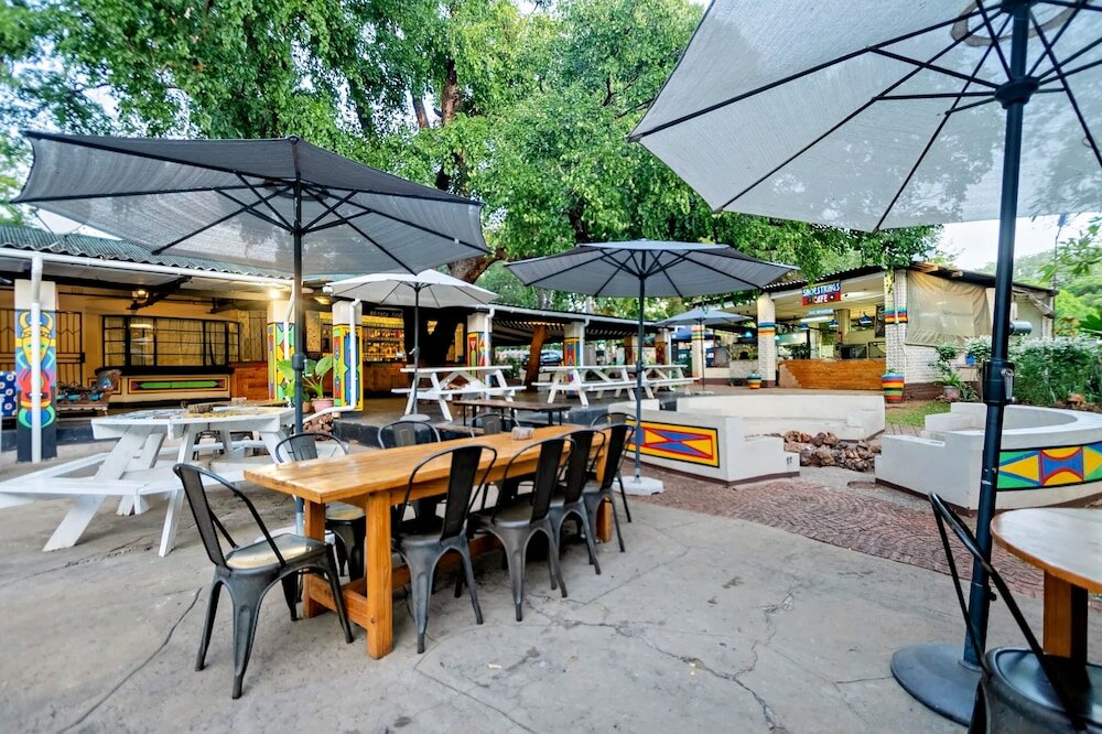 Фото Shoestrings Backpackers & Bar