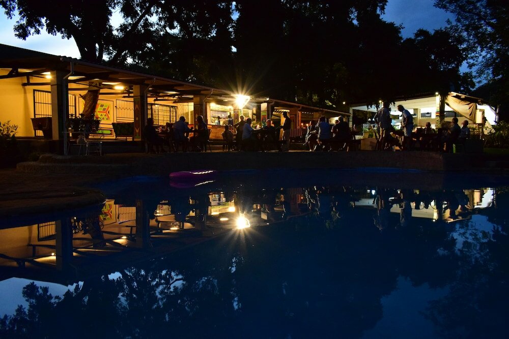 Фото Shoestrings Backpackers & Bar