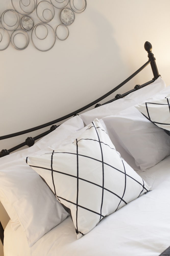 Фото Raleigh Square Apartments