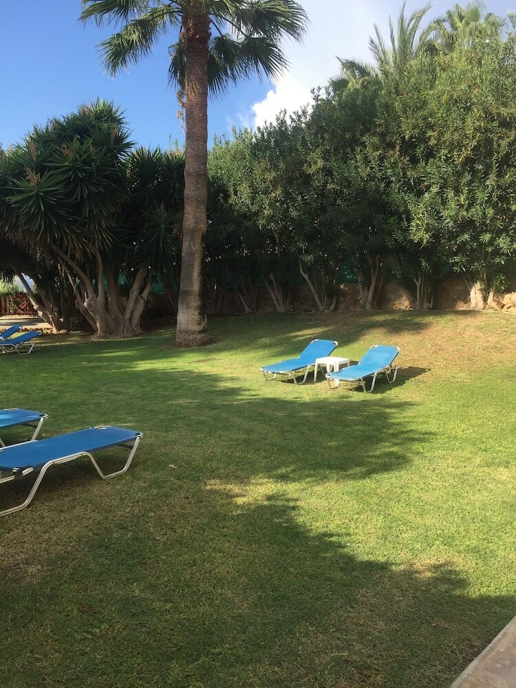 Фото Rododafni Beach Apartments