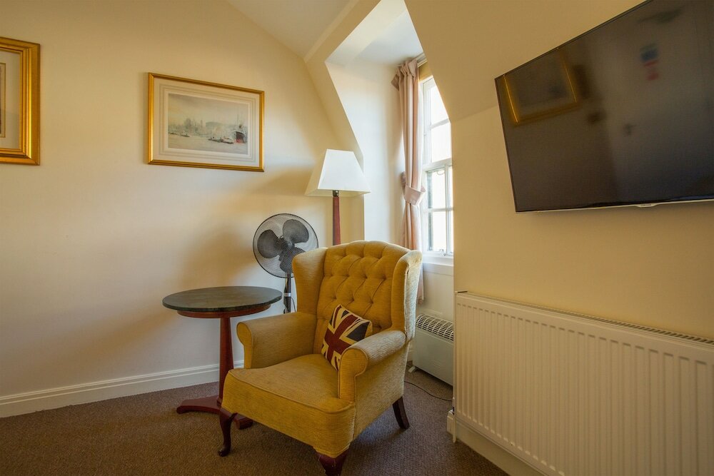 Фото The Captain Cook Hotel