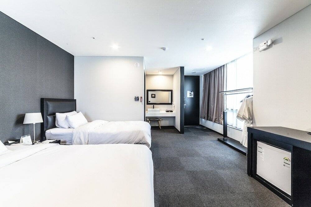 Фото Gangneung Tourist Hotel