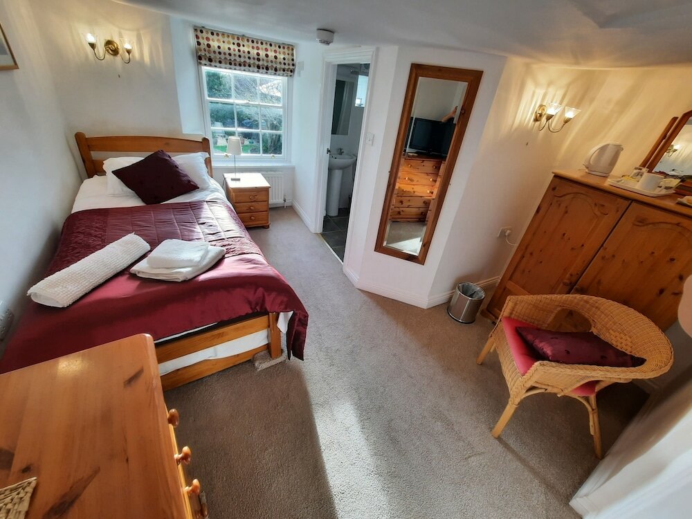 Фото The White Cottage B&b