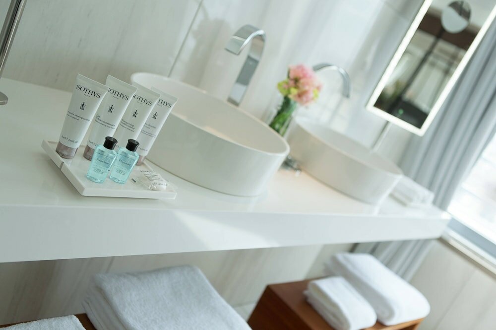 Фото Renaissance Paris Republique Hotel