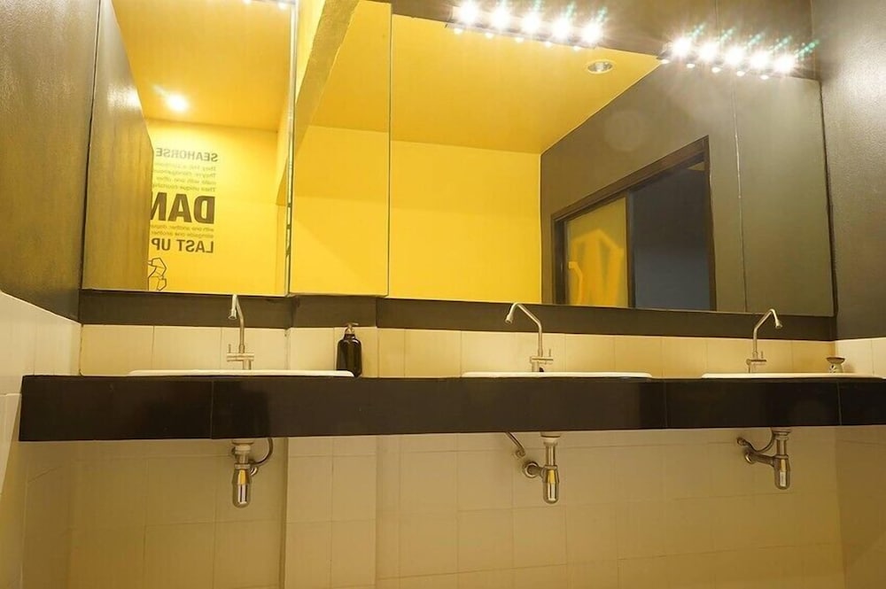 Фото Monkey Dive Yolo Bungalow