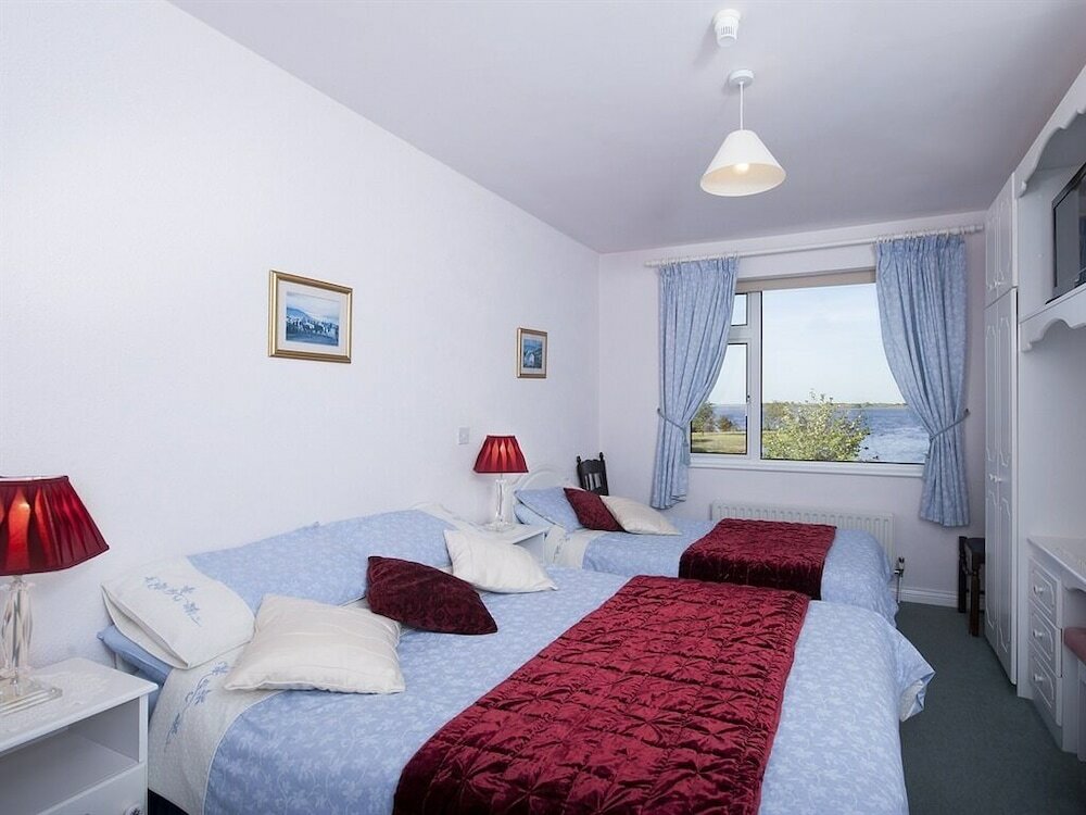 Фото The Waterfront House Country Home