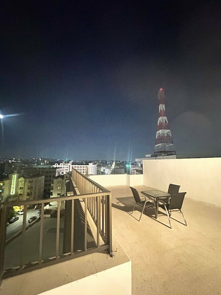 Short-term housing rental Cozy Rooftop Near Al Services 24, Amman, photo