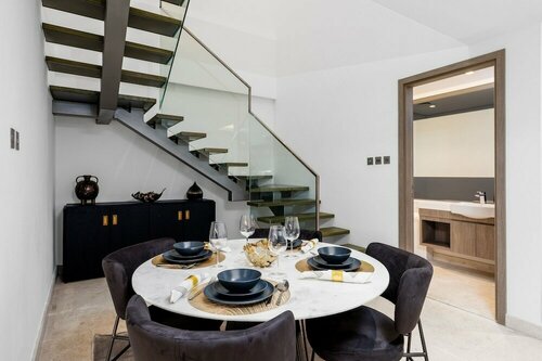 Апартаменты Maison Privee - Exquisite Duplex with Private Patio & Loft Living в Дубае