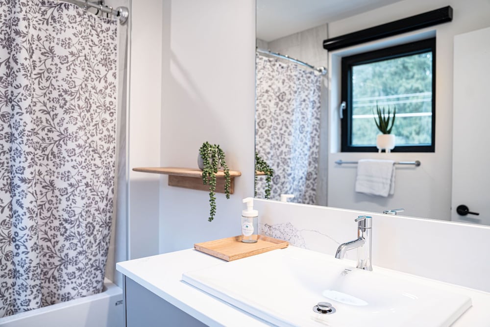 Фото Powder Pines Retreat Revelstoke Vacation