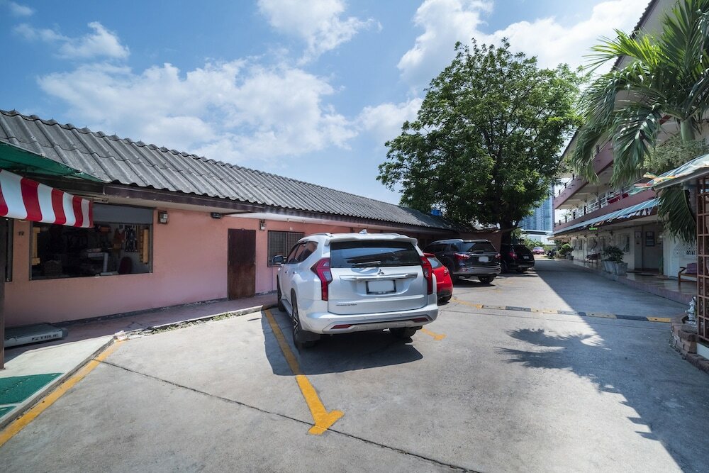 Фото Oyo 838 Aromdee Apartment