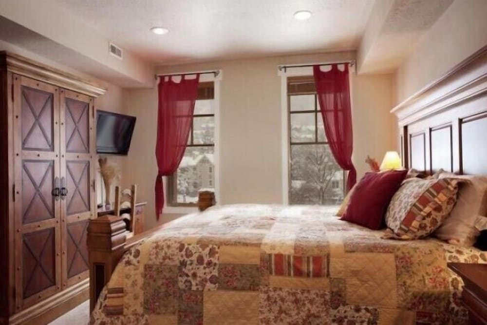 Фото Town Pointe by Lespri Management