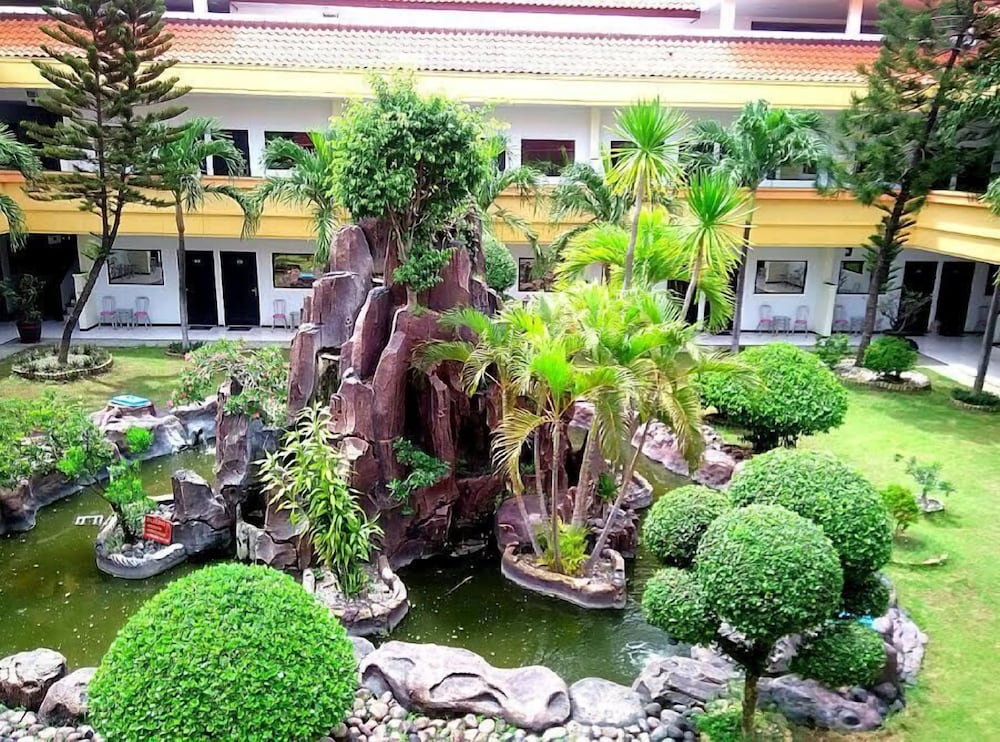 Фото отеля 2