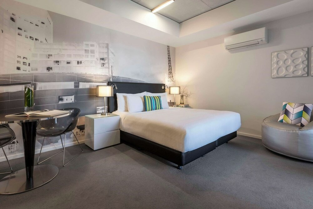 Фото Oaks Melbourne on William Suites