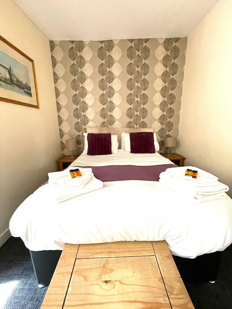 Фото The Crown And Cushion