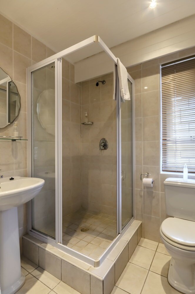 Фото Admiral's Lodge Guest House B & B