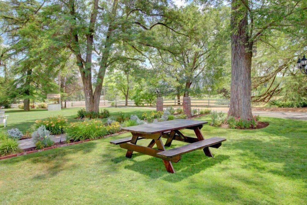 Фото Bybee's Historic Inn