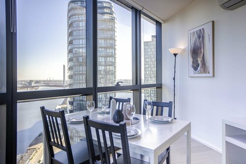 Гостиница Docklands high level 1 Bedroom Apartment with pool by KozyGuru в Мельбурне