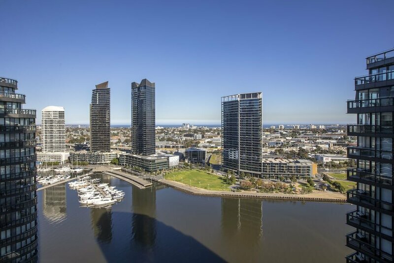 Гостиница Docklands high level 1 Bedroom Apartment with pool by KozyGuru в Мельбурне