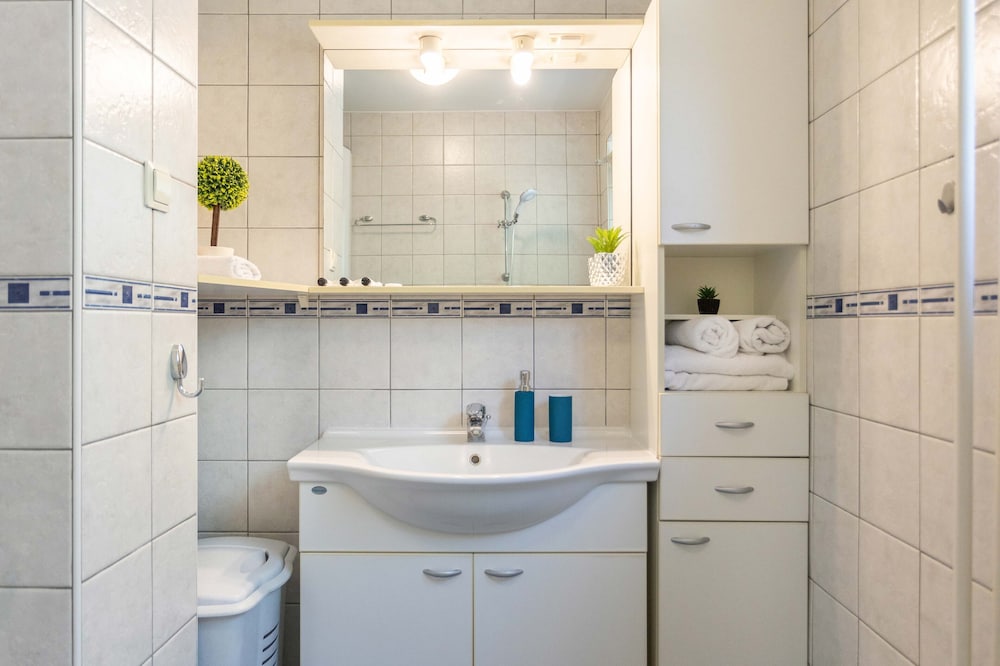 Фото Bright 2bdr Apartment With a Balcony