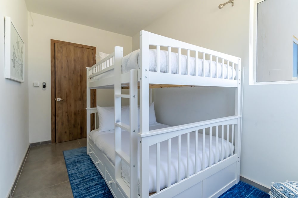 Фото Grand Modern Villa 6-bedroom! Brand New! Heated Jacuzzi!