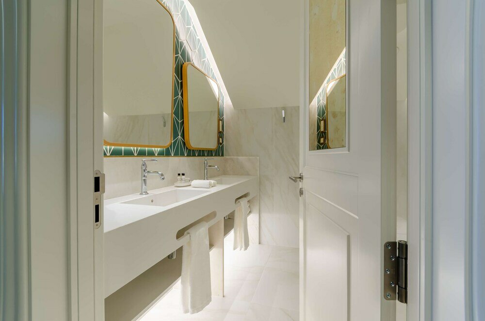 Фото The Emerald House Lisbon Curio Collection by Hilton