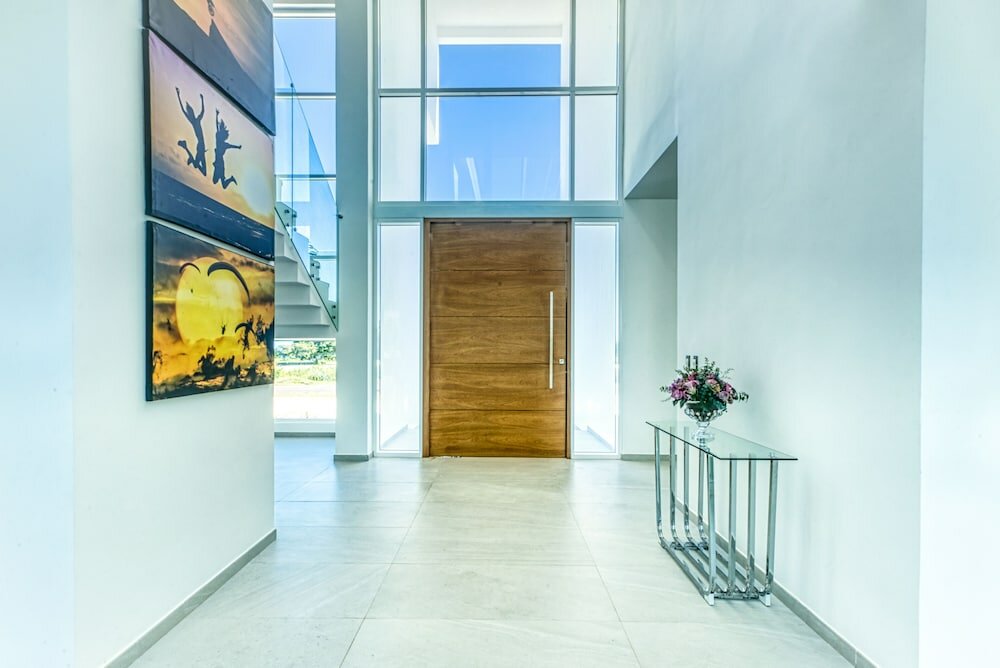 Фото Modern and Fresh Oceanfront Villa