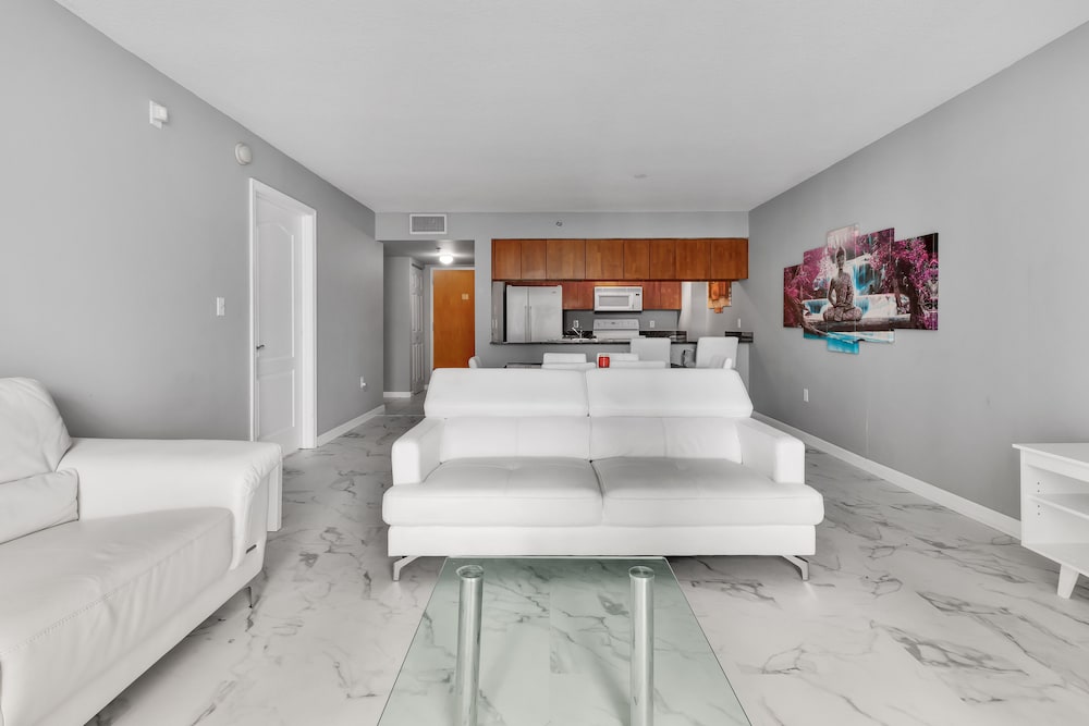 Фото Luxury Apartments W Pool & Ocean views